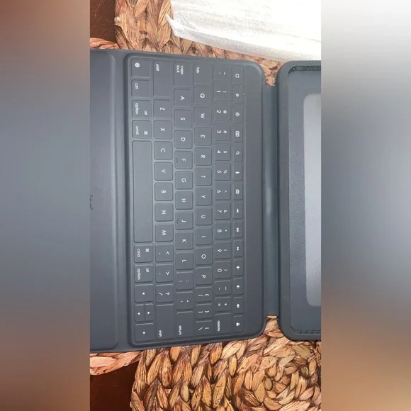 Logitech Rugged Folio Keyboard Case for Apple iPad 7th & 8th Generation - Picture 8 of 13